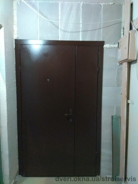 Тамбурные двухстворчатые входные двери в коридор